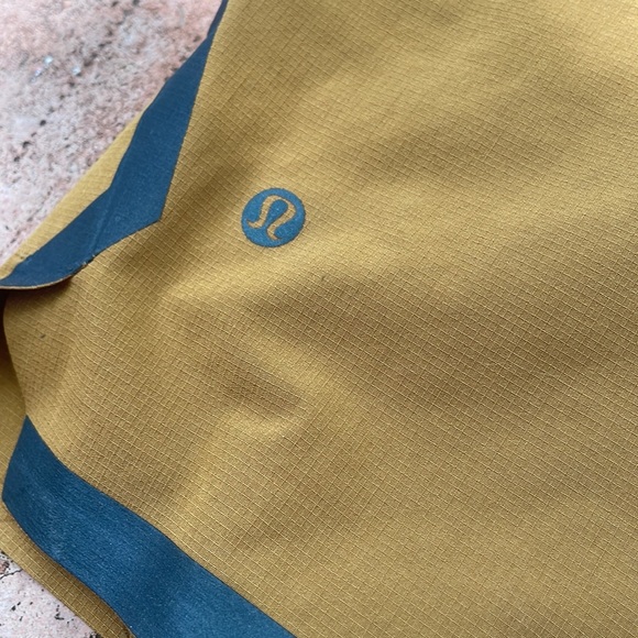 Men’s lulu lemon shorts - Picture 3 of 7